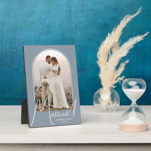 Plaque Photo Photo de mariage Elegant Arch Bleu Poussiéreux (Côté)