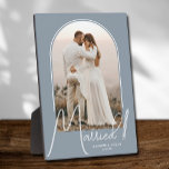 Plaque Photo Photo de mariage Elegant Arch Bleu Poussiéreux<br><div class="desc">Un souvenir spécial présente votre photo de mariage dans un design à arc élégant avec le texte "Marié" en texte chic ainsi que vos noms et date de mariage sur un fond bleu poussiéreux. Beau cadeau pour votre famille et un beau souvenir à afficher chez vous. La COULEUR de fond...</div>