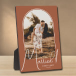 Plaque Photo Photo de mariage Elegant Arch Terracotta<br><div class="desc">Un souvenir spécial présente votre photo de mariage dans un design à arc élégant avec le texte "Mariés" en texte chic ainsi que vos noms et date de mariage. Cadeau magnifique pour votre famille et un merveilleux souvenir à afficher chez vous. La COULEUR de fond peut être modifiée ! PLUS...</div>