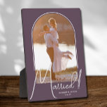 Plaque Photo Photo de mariage Elegant Arch Violet<br><div class="desc">Un souvenir spécial présente votre photo de mariage dans un design à arc élégant avec le texte "Marié" en texte chic ainsi que vos noms et date de mariage sur un fond violet. Cadeau magnifique pour votre famille et un merveilleux souvenir à afficher chez vous. La COULEUR de fond peut...</div>