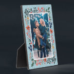 Plaque Photo Photo de Noël de la floraison hivernale<br><div class="desc">Le chevalet de photo intégré à la table présente votre photo préférée entourée de neige et de fleurs d'hiver - poinsettias, baies et feuilles - sur N'IMPORTE QUEL ARRIÈRE - PLAN COULEUR (nous montrons bleu.) Modifiez l'ANNÉE (dans le coin inférieur droit) ou elle peut être supprimée. Idéal comme cadeau ou...</div>