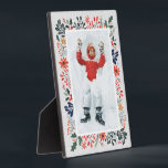 Plaque Photo Photo d'hiver<br><div class="desc">Le chevalet de photo intégré à la table présente votre photo préférée entourée de neige et de fleurs d'hiver - poinsettias, baies et feuilles - sur N'IMPORTE QUEL ARRIÈRE - PLAN COULEUR (nous montrons bleu.) Modifiez l'ANNÉE (dans le coin inférieur droit) ou elle peut être supprimée. Idéal comme cadeau ou...</div>