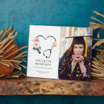 Plaque Photo Photo du Mémorandum sur les futurs diplômes d'infi<br><div class="desc">Un stéthoscope floral blanc rose moderne unique et élégant en forme de coeur,  et une photo de couleur grasse pour une infirmière diplômée plaque de garde d'image. Un grand cadeau pour les grands.</div>