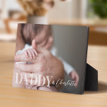 Plaque Photo Photo personnalisée moderne Daddy & Baby Name Keep<br><div class="desc">Magnifique photo moderne et minimaliste personnalisée pour les papas et les nouveaux papas. Le design comporte une photo complète avec "DADDY &" affichée sur la photo dans un habillage d'opacité blanc clair et personnalisée avec le nom de votre fils ou de votre fille. Faites un grand cadeau pour la Fête...</div>