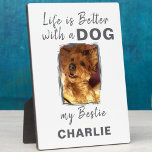 Plaque Photo Photo personnalisée nom chien animal blanc gris<br><div class="desc">Ajoutez une touche chaleureuse à toute pièce avec notre plaque de table "Life is Better with a Dog" avec de l'Easel ! Cette plaque de charme est parfaite pour les amoureux de les chiens, avec un design élégant et une citation chaleureuse pour égayer votre maison. Que ce soit sur votre...</div>