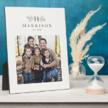 Plaque Photo Photo personnalisée par monogramme rustique<br><div class="desc">Cette plaque verticale en une photo présente un monogramme bien en vue entouré de branches festives rustiques. Cela fait un grand cadeau pour les jeunes mariés ou une grande utilisation d'une photo de famille comme cadeau pour les parents,  grands-parents et plus encore.</div>