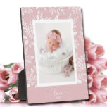 Plaque Photo Photo Porte-photo rose sans cadre<br><div class="desc">La plaque de Tabletop avec chevalet intégré présente votre photo préférée entourée d'une belle bordure de feuillage blanc, de points et de baies sur un arrière - plan rose pâle. MODIFIEZ la couleur de l'arrière - plan pour CORRESPONDRE à votre photo. CHANGER le texte LOVE à n'importe quoi - CONSEIL...</div>