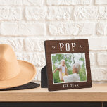 Plaque Photo Photo Russe Personnalisé Pop Grandpa<br><div class="desc">La plaque de grand-père personnalisée pour la Fête des pères, les anniversaires ou la fête des grands-parents présente une photo préférée de son petit-enfant ou de ses petits-enfants avec "Pop" ci-dessus en lettres rustiques. Personnalisez avec l'année où il est devenu grand-père en-dessous, ou ajoutez un message ou un nom personnalisé....</div>
