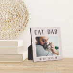 Plaque Photo Photo Russe Personnalisée Chat Papa<br><div class="desc">Cette enseigne en bois de charme fait un cadeau de Fête des pères ou d'anniversaire mémorable pour un parent animal de compagnie spécial. Design présente une photo préférée avec "Cat Dad" ci-dessus en lettres rustiques. Personnalisez avec l'année où il est devenu un père de fourrure sous, ou ajoutez un message...</div>