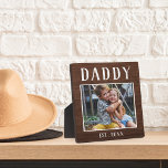 Plaque Photo Photo Rustique Personnalisée De Papa<br><div class="desc">Charmant plaque personnalisée pour la Fête des pères,  les anniversaires ou les nouveaux papas présente une photo préférée avec "papa" ci-dessus en lettres rustiques. Personnalisez avec l'année où il est devenu un père en-dessous,  ou ajoutez un message ou un nom personnalisé.</div>
