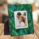 Plaque Photo Plantes tropicaux - Carte photo sans cadre Retour<br><div class="desc">Fabriqué pour paraître dimensionnel, un motif plante tropical crée un cadre magnifique pour votre photo préférée sur cette plaque de table avec un chevalet intégré. L'image est placée directement sur le panneau du carton dur pour une image incroyablement nette avec une surface nettoyée facile à essuyer. Idéal comme cadeau ou...</div>