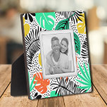 Plaque Photo Points Plante Tropical Motif Carte photo sans cadr<br><div class="desc">Fabriqué pour avoir l'air dimensionnel, plante tropical et motif à points noirs crée un cadre magnifique pour votre photo préférée sur cette plaque de table avec un chevalet intégré. L'image est placée directement sur le panneau du carton dur pour une image incroyablement nette avec une surface nettoyée facile à essuyer....</div>