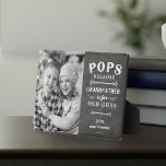 Plaque Photo Pops Grand-père Fête des pères Enfants Photo<br><div class="desc">Grand-père est pour les vieux, donc il est Pops à la place ! Cette magnifique citation plaque photo est parfaite pour la Fête des pères, les anniversaires, ou pour célébrer un nouveau grand-père ou grand-père à être qui aime le golf. Le design présente le dicton "Pops, parce que grand-père est...</div>