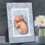 Plaque Photo Porte photo bleue Retour Porte photo sans cadre<br><div class="desc">Ce charmant charmant chevalet en table présente votre photo préférée entourée d'une belle bordure de feuillage blanc, de points et de baies sur un arrière - plan bleu pâle. MODIFIEZ la couleur de l'arrière - plan pour CORRESPONDRE à votre photo. CHANGER le texte LOVE à n'importe quoi - CONSEIL :...</div>