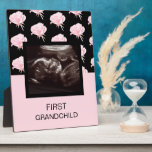 Plaque Photo Premier Grand-Enfant Rose Ultrasound Grand-parent<br><div class="desc">Premier grand-enfant Ultrasound Photo grand-parent cadeau faire-part. Rose et Noir.</div>
