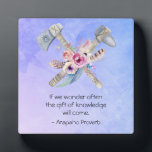 Plaque Photo Proverbe amérindien Arapaho avec Tomahawk<br><div class="desc">Un arapaho inspiré tribu indienne / proverbe amérindien qui dit : Si nous nous demandons souvent, le don de la connaissance viendra. Le design est réalisé avec une aquarelle d'A tomahawk et hache croisée, au centre est un bouquet de plumes et de jolies fleurs roses et jaunes. L'arrière - plan...</div>