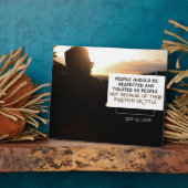 Plaque Photo Respecté Et Confiance En Tant Que Gens (Côté)