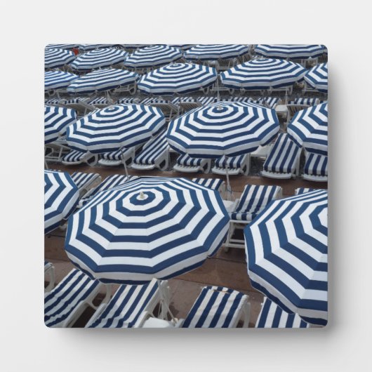 Plaque Photo Rows of Striped Beach Umbrellas With Sun Beds (Devant)