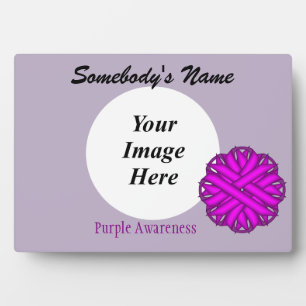 Plaque Photo Ruban à fleurs violettes Modèle par Kenneth Yoncic