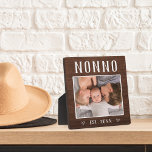 Plaque Photo Russe Personnalisé Nonno Grandpa Photo<br><div class="desc">La plaque de grand-père personnalisée pour la Fête des pères, les anniversaires ou la fête des grands-parents présente une photo préférée de son petit-enfant ou de ses petits-enfants avec "Nonno" ci-dessus en lettres rustiques. Personnalisez avec l'année où il est devenu grand-père en-dessous, ou ajoutez un message ou un nom personnalisé....</div>