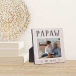 Plaque Photo Russe personnalisé Papaw grand-père Photo<br><div class="desc">La plaque de grand-père personnalisée pour la Fête des pères, les anniversaires ou la fête des grands-parents présente une photo préférée de son petit-enfant ou de ses petits-enfants avec "Papaw" ci-dessus en lettres rustiques. Personnalisez avec l'année où il est devenu grand-père en-dessous, ou ajoutez un message ou un nom personnalisé....</div>