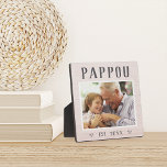 Plaque Photo Russe Personnalisé Pappou Grandpa Photo<br><div class="desc">La plaque de grand-père personnalisée pour la Fête des pères, les anniversaires ou la fête des grands-parents présente une photo préférée de son petit-enfant ou de ses petits-enfants avec "Pappou" ci-dessus en lettres rustiques. Personnalisez avec l'année où il est devenu grand-père en-dessous, ou ajoutez un message ou un nom personnalisé....</div>
