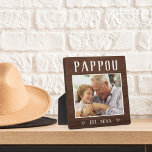 Plaque Photo Russe Personnalisé Pappou Grandpa Photo<br><div class="desc">La plaque de grand-père personnalisée pour la Fête des pères, les anniversaires ou la fête des grands-parents présente une photo préférée de son petit-enfant ou de ses petits-enfants avec "Pappou" ci-dessus en lettres rustiques. Personnalisez avec l'année où il est devenu grand-père en-dessous, ou ajoutez un message ou un nom personnalisé....</div>