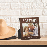 Plaque Photo Russe Personnalisé Pappous Grandpa Photo<br><div class="desc">La plaque de grand-père personnalisée pour la Fête des pères, les anniversaires ou la fête des grands-parents présente une photo préférée de son petit-enfant ou de ses petits-enfants avec "Pappous" ci-dessus en lettres rustiques. Personnalisez avec l'année où il est devenu grand-père en-dessous, ou ajoutez un message ou un nom personnalisé....</div>