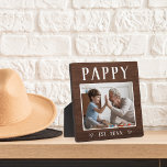 Plaque Photo Russe Personnalisé Pappy Grandpa Photo<br><div class="desc">La plaque de grand-père personnalisée pour la Fête des pères, les anniversaires ou la fête des grands-parents présente une photo préférée de son petit-enfant ou de ses petits-enfants avec "Pappy" ci-dessus en lettres rustiques. Personnalisez avec l'année où il est devenu grand-père en-dessous, ou ajoutez un message ou un nom personnalisé....</div>