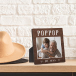 Plaque Photo Russe Personnalisé Poppop Grandpa Photo<br><div class="desc">La plaque de grand-père personnalisée pour la Fête des pères, les anniversaires ou la fête des grands-parents présente une photo préférée de son petit-enfant ou de ses petits-enfants avec "Poppop" ci-dessus en lettres rustiques. Personnalisez avec l'année où il est devenu grand-père en-dessous, ou ajoutez un message ou un nom personnalisé....</div>