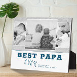 Plaque Photo Rustic Blue Best Papa`s Day 3 Photo Collage<br><div class="desc">Blue moderne et rustique Meilleur Papa Jour des Pères 3 Photo Collage plaque. Arrière - plan rustique gris et blanc avec typographie à la mode bleu foncé. Personnalisez avec 3 photos préférées et vos noms dans le doux message. Les photos en noir et blanc ont l'air super sur ce design....</div>
