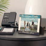 Plaque Photo Rustic Blue Wood Nom de famille Cadre photo<br><div class="desc">Votre mère adorera ce cadre photo de plage de Jessica Amber. Cette plaque présente une fausse bordure en bois, dans les tons bleu et blanc. Ajoutez une photo de votre famille pour vous souvenir d'une bonne mémoire. Modifiez le texte en haut et en bas pour l'emplacement, l'année ou les personnes...</div>
