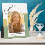 Plaque Photo Sage photo Arché moderne Graduation Vert & Or<br><div class="desc">Cette magnifique plaque de chevalet de graduation comporte une photo voûtée et est accentuée d'un vert sauge et d'une couleur d'or fausse texturée. Le mot "diplômé" apparaît dans un script moderne. C'est un gardien parfait pour ce diplômé de cette année.</div>