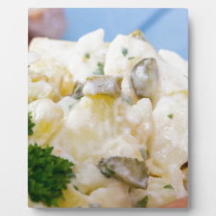 Plaque Photo Salade de pommes de terre avec saucisses et moutar