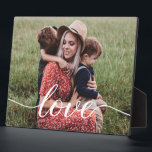 Plaque Photo Script d'amour photo maman personnalisée<br><div class="desc">Elle adorerait un cadeau réfléchi qu'elle peut montrer et regarder tous les jours. Prenez ses photos chères avec les enfants/la famille et customisez ce chevalet photo avec is. Avec le mot "Amour" dans une police de caractères élégante pour une touche de douceur et de style moderne. Ravissez-la d'un cadeau qu'elle...</div>