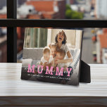 Plaque Photo Script photo personnalisé moderne 'We Love You - M<br><div class="desc">Créez votre propre cadeau photo pour maman ce cadeau de fête des mères. Ce design moderne comprend une photo de votre choix, une superposition foncée en bas avec un texte rose gras MUMMY combiné à un élégant script blanc "We love you" sur le dessus. Customisez ce produit en ajoutant un...</div>