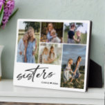 Plaque Photo Script Soeurs | Photo Collage de soeurs<br><div class="desc">Un collage photo moderne cadeau pour soeurs. Le design comprend 5 maquettes de collage photo pour afficher cinq de vos photos,  script de typographie "soeurs" en lettres manuscrites tendance sur un arrière - plan blanc. Personnalisez davantage avec les noms. Beau souvenir ou cadeau pour les soeurs.</div>