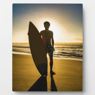 Plaque Photo Silhouette surfeuse au lever du soleil