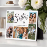 Plaque Photo Sisters Photo Collage Typographie<br><div class="desc">Plaque de collage photo moderne et tendance,  avec 5 photos,  script de typographie "soeurs" sur un arrière - plan blanc et des noms. Parfait comme un cadeau ou un souvenir.</div>