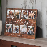 Plaque Photo Sisters Script Cadeau Pour Soeurs Photo Collage Wo<br><div class="desc">Un cadeau spécial et mémorable de collage photo pour soeurs. Le design est composé d'un arrière - plan en faux bois avec une mise en page de huit collages photo pour afficher huit de vos propres photos de soeurs spéciales. "Sisters" est conçu en calligraphie stylisée et customisé avec les noms...</div>