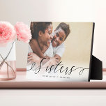 Plaque Photo Sisters Script Cadeau Pour Soeurs Photo Keepsaké<br><div class="desc">Un cadeau photo spécial et mémorable pour les soeurs. Le design comprend une seule mise en page photo pour afficher la photo de votre soeur spéciale. "Sisters" est conçu dans une calligraphie stylisée en brush noir et customisé avec les noms des soeurs. Envoyez un cadeau mémorable et spécial à vous...</div>