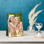Plaque Photo Sisters Script Overlay sur Portrait Vertical Photo<br><div class="desc">Plaque photo personnalisée pour l'une de vos soeurs ou l'un de vos meilleurs amis qui est comme une soeur. Le modèle photo est configuré pour que vous puissiez ajouter votre photo - le format portrait sera plus facile à utiliser. La superposition de texte lit Soeurs et est écrit en noir...</div>