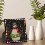 Plaque Photo Snowman mignonne Folk Custom Christmas Holiday<br><div class="desc">Festive, joyeux bonhomme de neige est sûr d'apporter un peu d'esprit de Noël dans votre maison. Personnalisez avec un prénom ou un nom de famille et il fait un cadeau de Noël unique pour quelqu'un sur votre belle liste. Présentez-vous sur un bureau, une commode, un manteau ou une entrée pour...</div>