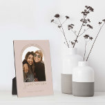 Plaque Photo Soul Soeurs élégante Arc Cadre photo Garde-photo<br><div class="desc">Un cadeau photo spécial, mémorable et beau pour les meilleurs amis. Le design comprend une seule mise en page photo dans un design arche moderne avec cadre en cercle concentrique en or faux rose pour afficher votre propre photo soeur spéciale. "Soul Sisters" est conçu dans une typographie d'or rose élégante...</div>