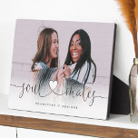 Plaque Photo Soulmates Heart Script Best Friends Photo Gift<br><div class="desc">Un cadeau photo spécial et mémorable pour les coéquipiers. Le design comprend une seule mise en page photo pour afficher votre photo spéciale. "Soulmates" est conçu dans un script de brosse noire élégant et de calligraphie de conception cardiaque et customisé de noms. Envoyez un cadeau mémorable et spécial à vous-même...</div>