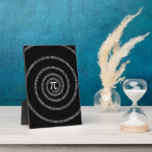 Plaque Photo Spirale pour Pi sur Décor noir<br><div class="desc">Un Spiral de Pi sur un décor noir. Un design simple inspiré par la solution pi, une succession de nombres qui fait pour un grand don humoristique pour le mathématicien, le geek, l'esprit curieux. Idéal pour un étudiant, un enseignant, un ingénieur ou toute personne qui a cette chose avec des...</div>