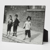 Plaque Photo Street urchins à Lambeth (b/w photo) (Côté)