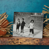 Plaque Photo Street urchins à Lambeth (b/w photo) (Côté)