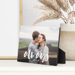 Plaque Photo Toujours superposer le script Couples personnalisé<br><div class="desc">Créez un doux souvenir de votre mariage,  fiançailles,  anniversaire,  lune de miel ou moment spécial avec cette plaque photo personnalisée qui est parfaite pour les couples Ajoutez une photo préférée,  avec "toujours" superposé dans le script de brosse décontracté lettrage manuel,  et vos initiales sous.</div>