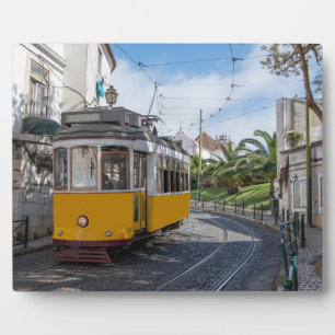 Plaque Photo Tramway jaune rétro dans la rue à Lisbonne, Portug